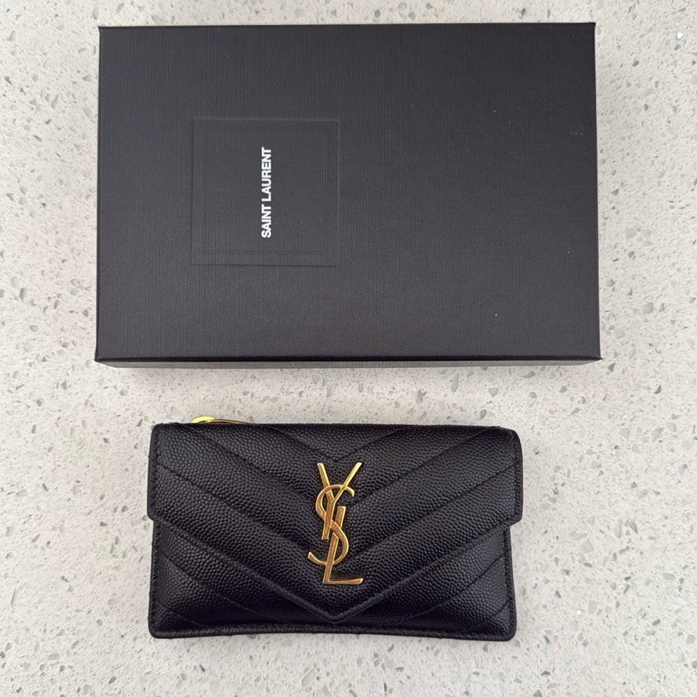 Saint Laurent card holder
AUTHENTIC
CASSANDRE MATELASSÉ FRAGMENTS FLAP CARD CASE
